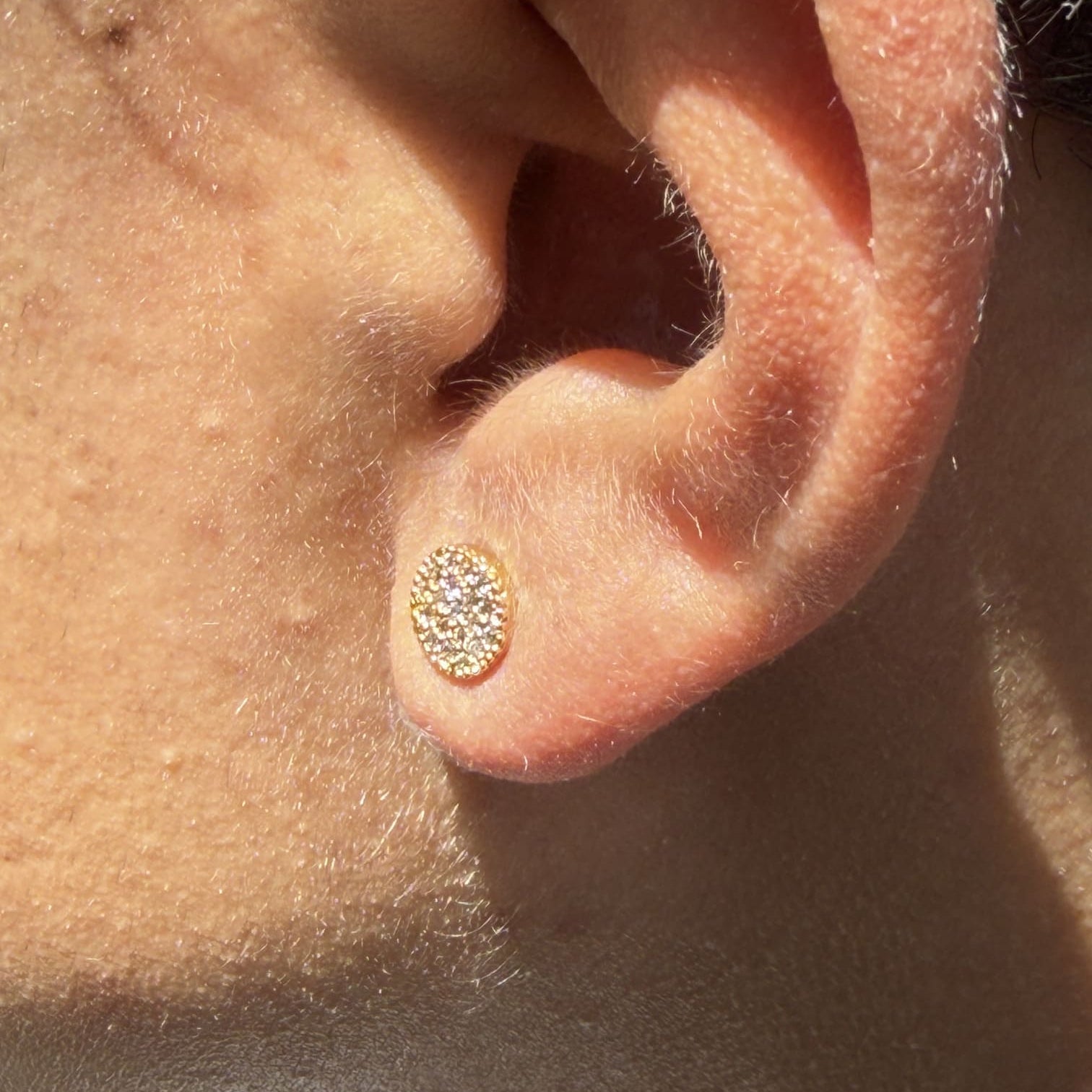 Brinco Redondo Cravejado Ouro - VZ Joalheria